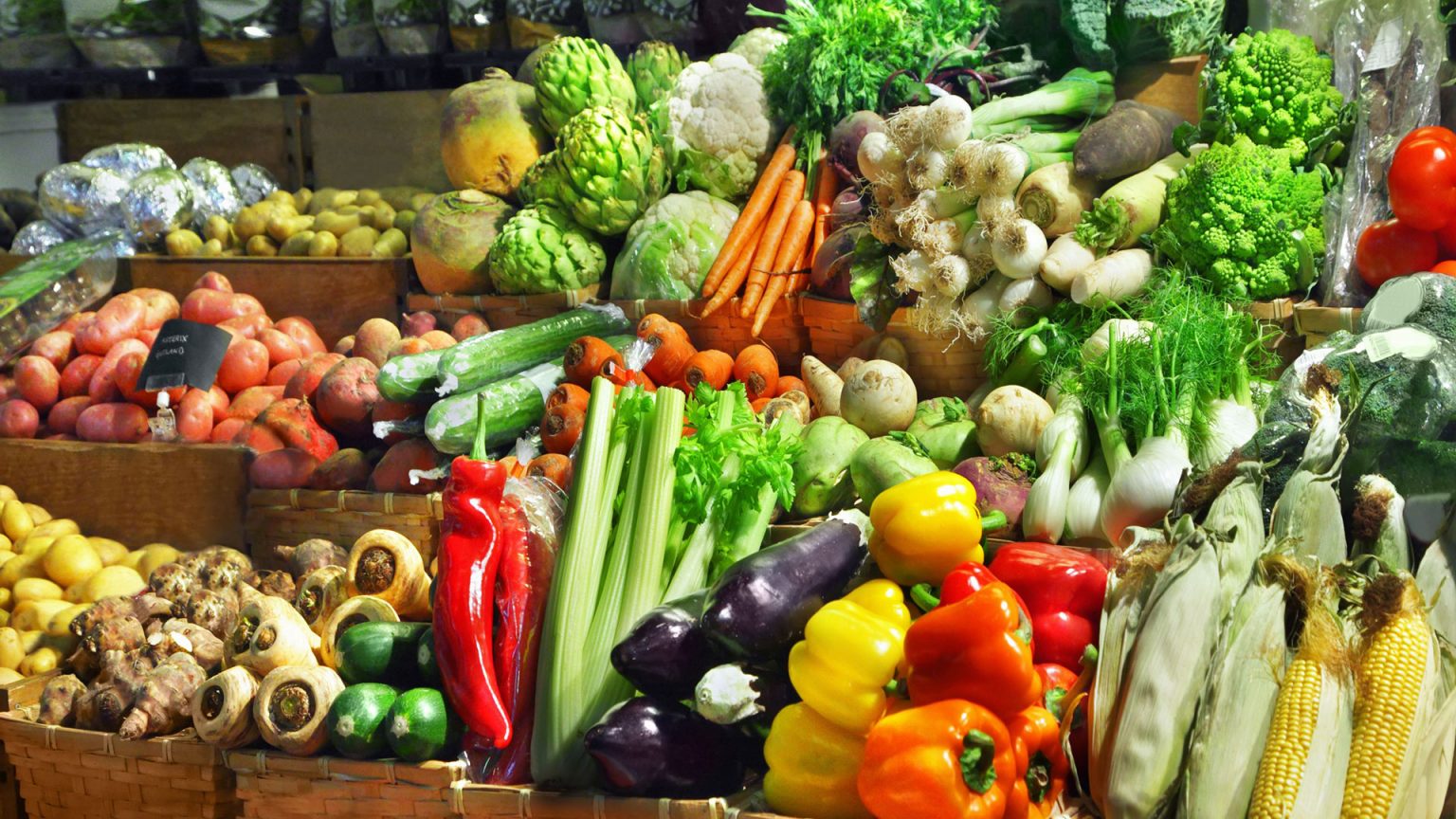 Качество свежих овощей. Овощи и фрукты. Овощи на рынке. Овощи на прилавке. Овощной прилавок.